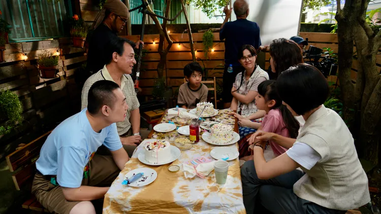 《轉角那間心藥局》在後院慶祝父親節，小藥局變成了一個大家庭。大愛提供