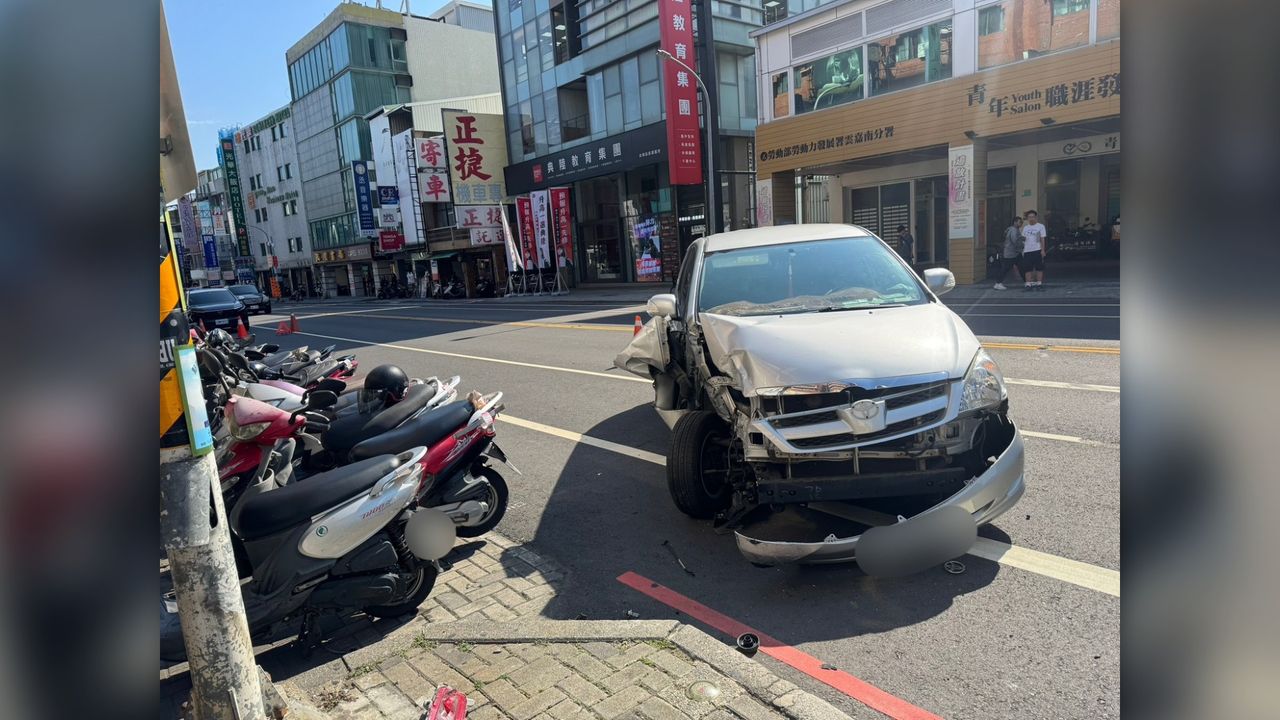 你累了嗎?台南7旬翁暴衝 撞飛騎士又掃倒路旁車輛