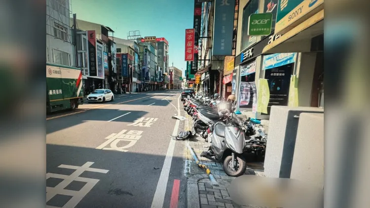 台南市東區北門路一段整排停放機車被老翁開車掃倒。民眾提供
