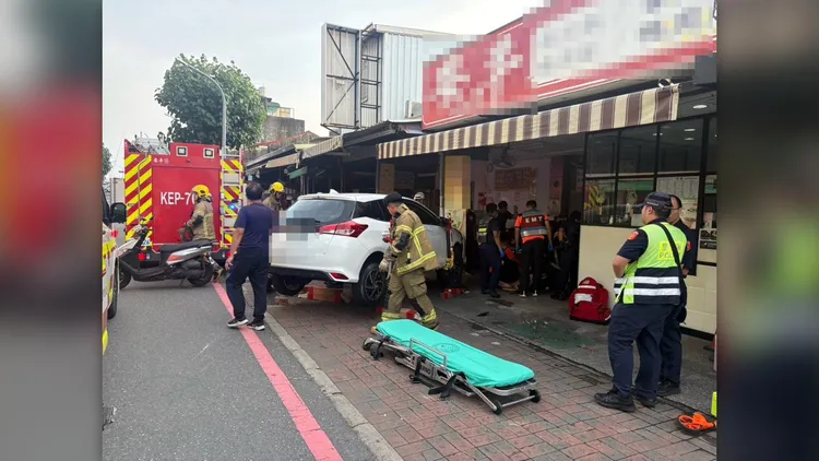 消防人員以工具撐高車體，協助騎士脫困，還好送醫後並無生命危險。民眾提供