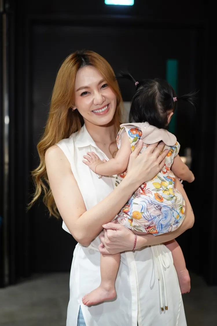 劉雨柔照顧女兒，親力親為，沒有找人幫忙。彭欣偉攝