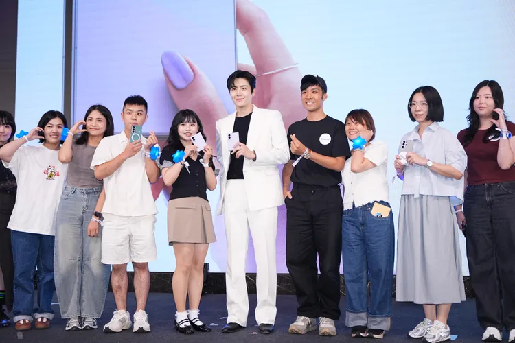 金宣虎與星粉近距離合影。彭欣偉攝