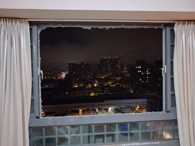 警消順利卸下碎裂玻璃窗。大湳分隊提供