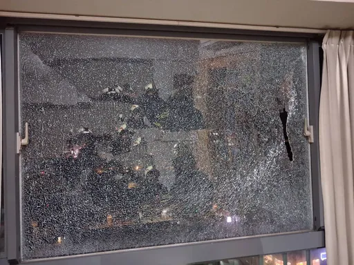 13樓驚魂！住戶破璃窗碎裂搖搖欲墜　警消巧用車禍救援技巧解危