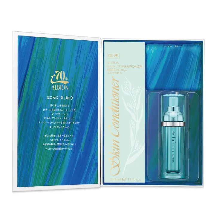 ALBION健康化妝水300ml 70周年禮盒（包含330ml健康化妝水、20ml AI奇肌修復露、10片化妝棉），2800元。品牌提供