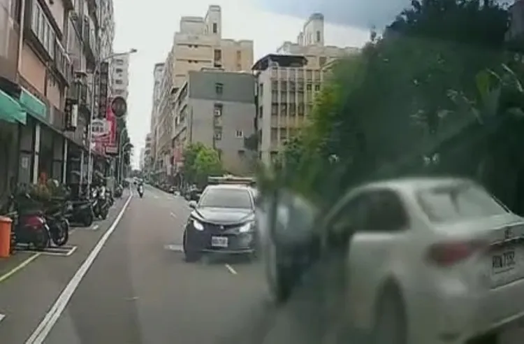 逃逸車手開車門落跑。翻攝畫面