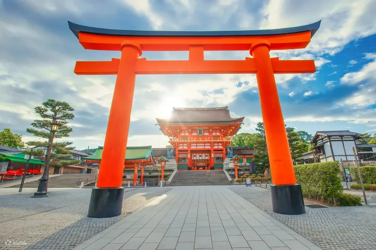伏見稻荷大社是京都最具代表性的神社之一，可透過京都奈良一日遊輕鬆走訪。業者提供