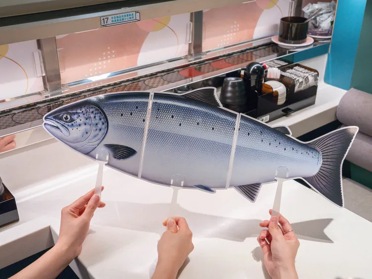 周邊商品「鮭魚扇」有鮭魚頭、鮭魚肚、鮭魚尾3款設計。爭鮮提供