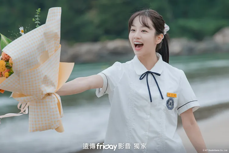 李惠利被粉絲盛讚穿上制服毫無違和感。friDay影音提供