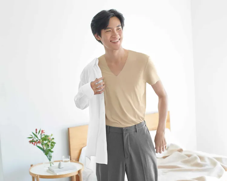 UNIQLO AIRism抗異味網眼V領T恤，優惠價290元。品牌提供