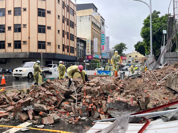 國定古蹟臺灣府城大東門24日上午發生側牆局部崩落。翻攝畫面