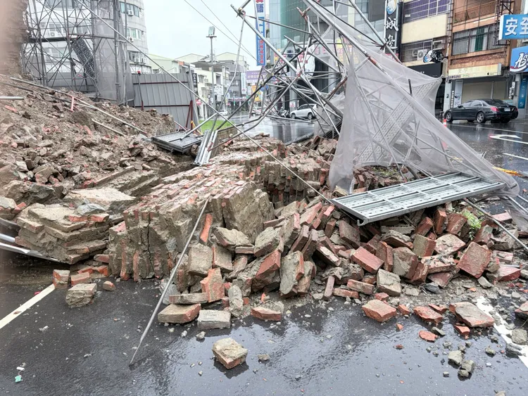 國定古蹟臺灣府城大東門24日上午發生側牆局部崩落。翻攝畫面