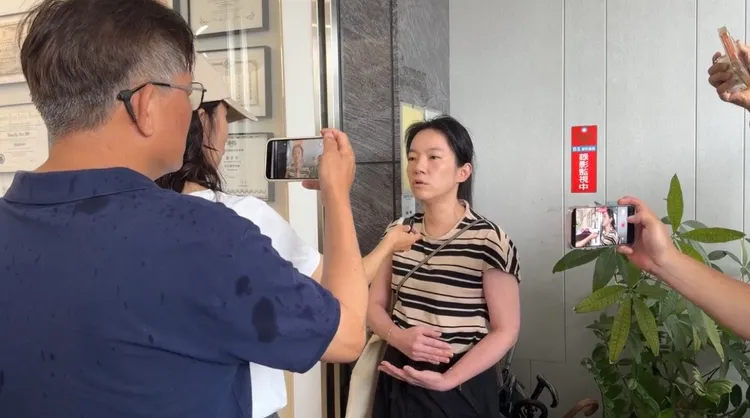 陳幸妤、趙建銘去年簽字離婚，前往東區戶政事務所辦手續。民眾提供