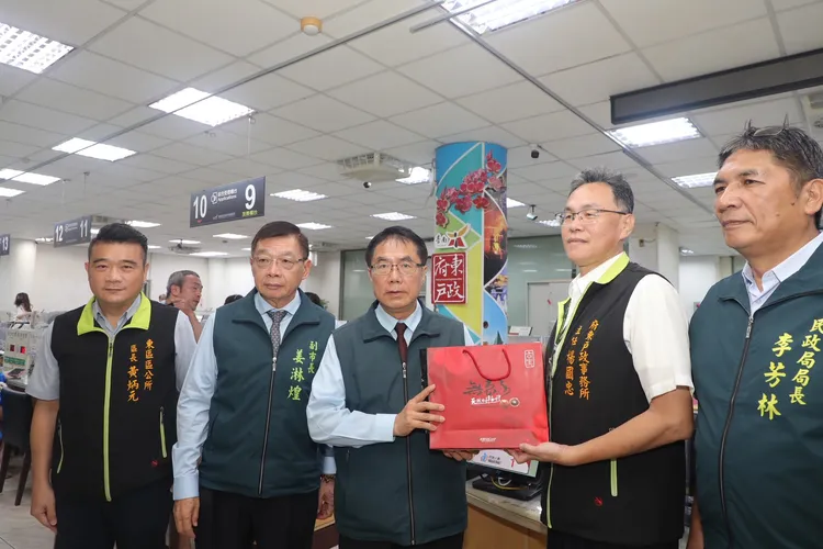 黃偉哲大讚戶政人員有為有守，保護市民隱私，將替相關人員記功嘉獎。市府提供