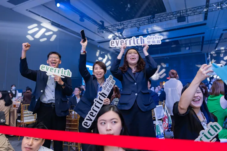 昇恆昌將持續與全體同仁並肩前行，為旅客帶來更具溫度的旅遊零售服務體驗。昇恆昌提供