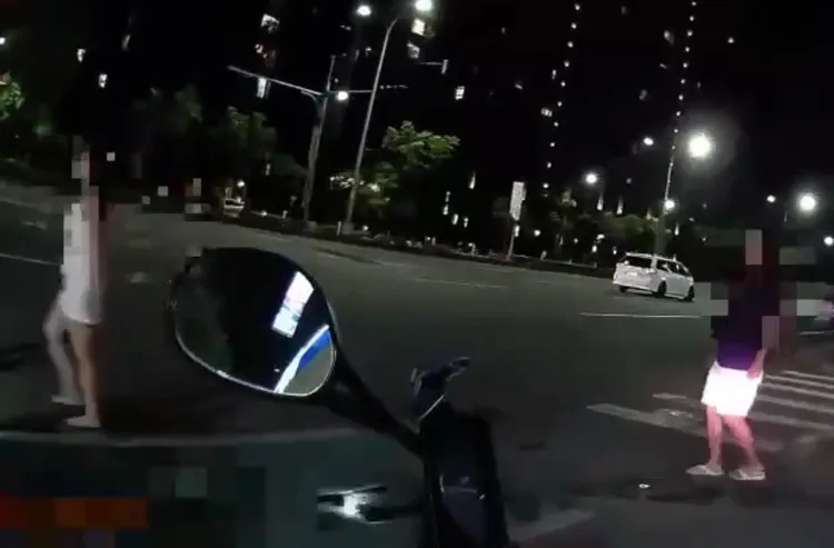 低胸熟女與男友在加油站前吵架，警員到場勸阻，沒想到卻意外成了「第三者」。翻攝畫面