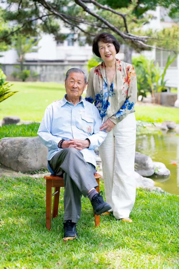 前立法院副院長、總統府資政、台東縣長饒慶鈴之父饒穎奇，昨晚在台東縣卑南鄉初鹿村老家安詳辭世，享耆壽93歲。饒慶鈴臉書