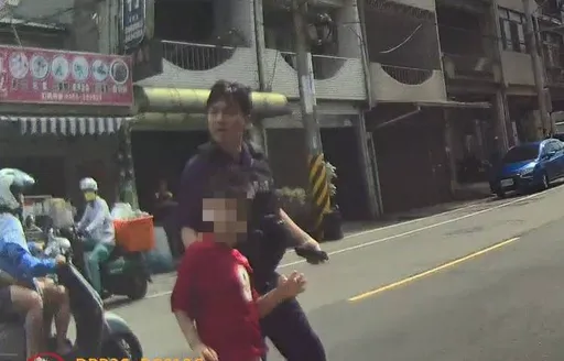 7歲童車陣中驚魂　大園警火速救援助祖孫團圓