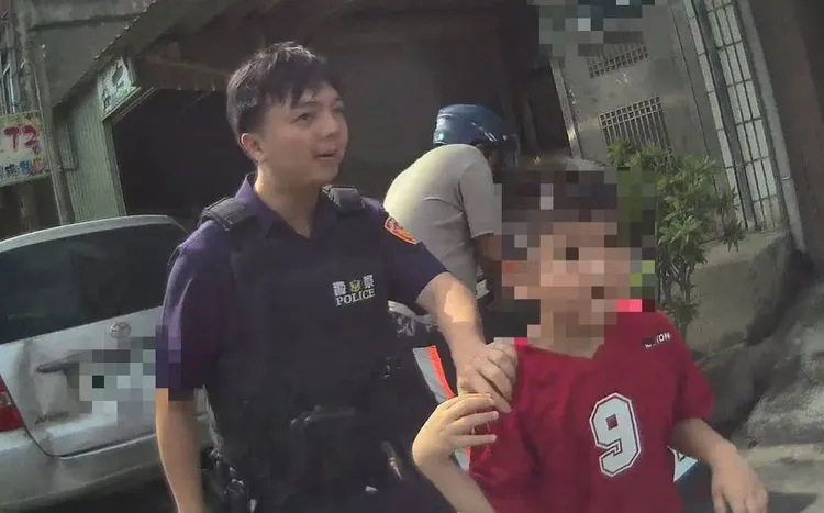 警員帶男童遠離車道。大園警分局提供