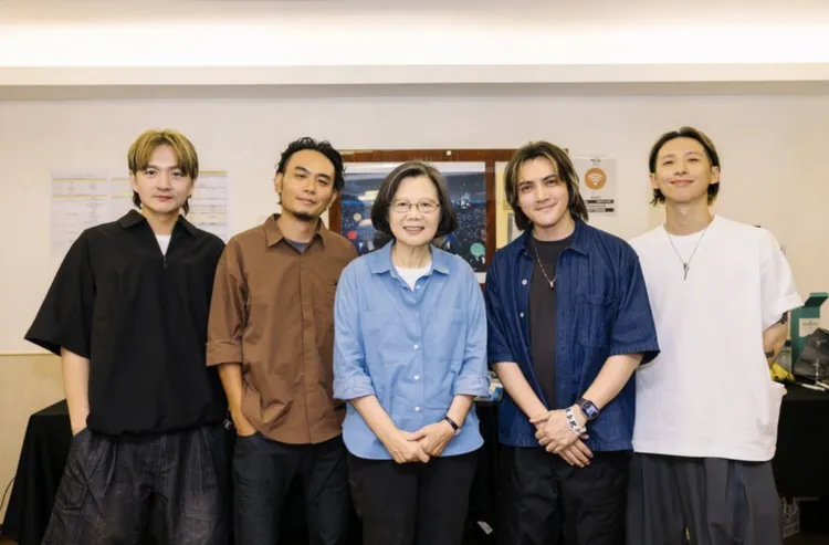 蔡英文日前朝聖滅火器首場攻蛋演唱會。火氣音樂提供