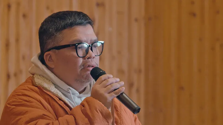 迪拉在生前告別式，一度情緒潰堤，中斷拍攝。寰宇龍虎豹提供
