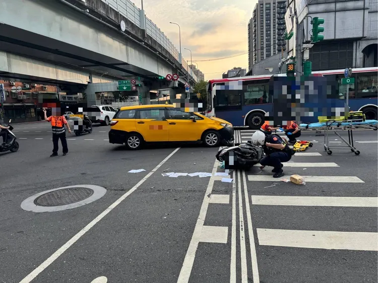 小黃無視義交指揮於路口闖紅燈肇事。翻攝畫面