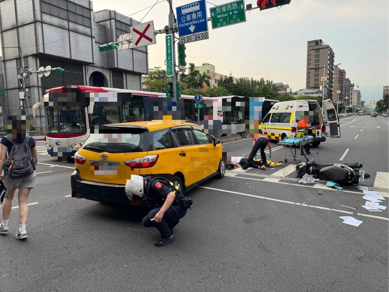 北市小黃「無視義交」紅燈硬闖路口 撞飛騎士離譜畫面曝光