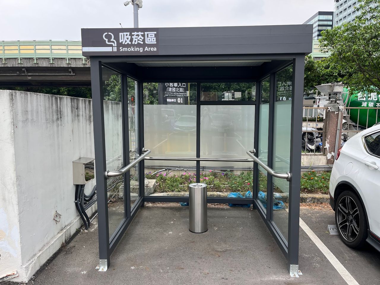 奇觀!北市吸菸區詭裝扶手「捷運卻硬拆」 網嘲:車廂拔來的?