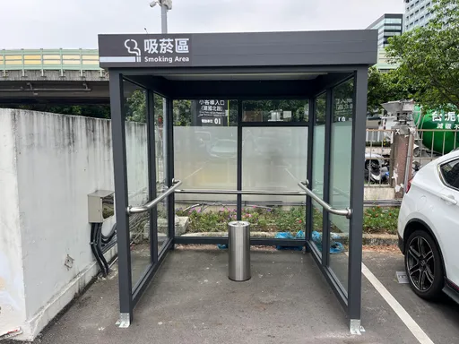 奇觀！北市吸菸區詭裝扶手「捷運卻硬拆」　網嘲：車廂拔來的？