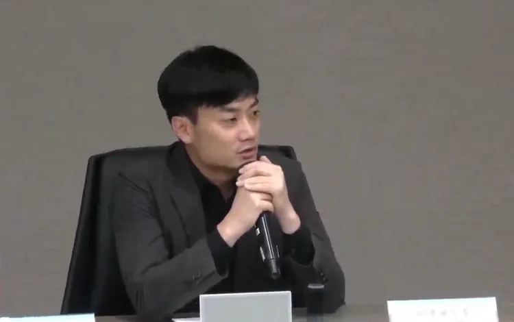 北市研考會主委殷瑋今針對吸煙室設置說明。翻攝自直播畫面