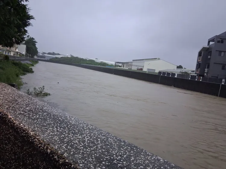 高雄後勁溪溪水暴漲，民眾現場目擊水位已近9分滿，呼籲中下游要小心。翻攝左營楠梓人社團