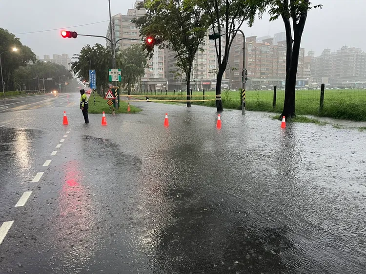 高雄市楠梓區多處馬路積淹水。楠梓區公所提供