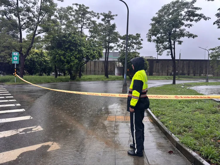 高雄市楠梓區多處馬路積淹水，綁封鎖線禁止通行。楠梓區公所提供