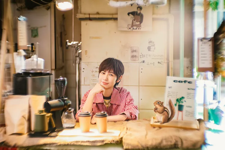 魏嘉瑩透過新歌《我們是奇奇與蒂蒂》，傳遞溫暖人生哲學。相信音樂提供