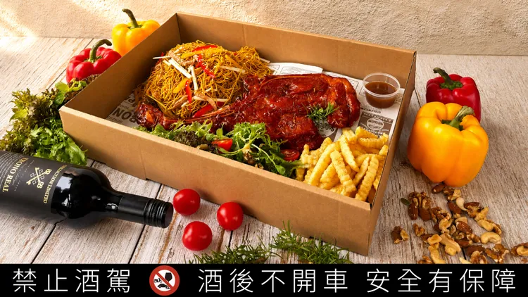 翰品酒店高雄限時推出「戰斧豬排手提禮盒」，內含烤戰斧豬排、沙拉、薯條、豉油皇炒麵及紅酒，為居家慶祝提供星級新選擇。翰品酒店高雄提供