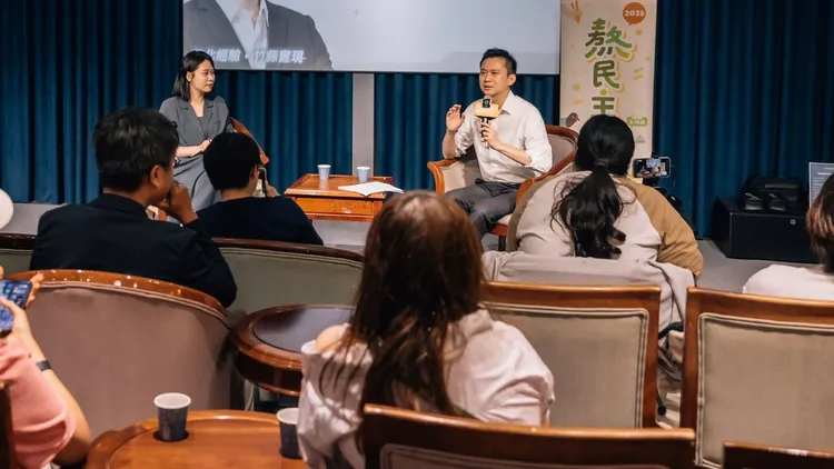 新竹縣長參選人鄭朝方昨（30）日晚間出席「竹縣青年城市沙龍」，與青年面對面交流。鄭朝方辦公室提供
