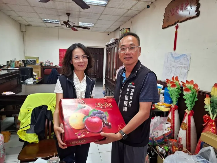 霧峰區長張慶庸（右）代表市府慰問北柳里長吳儒親（左）。市府提供
