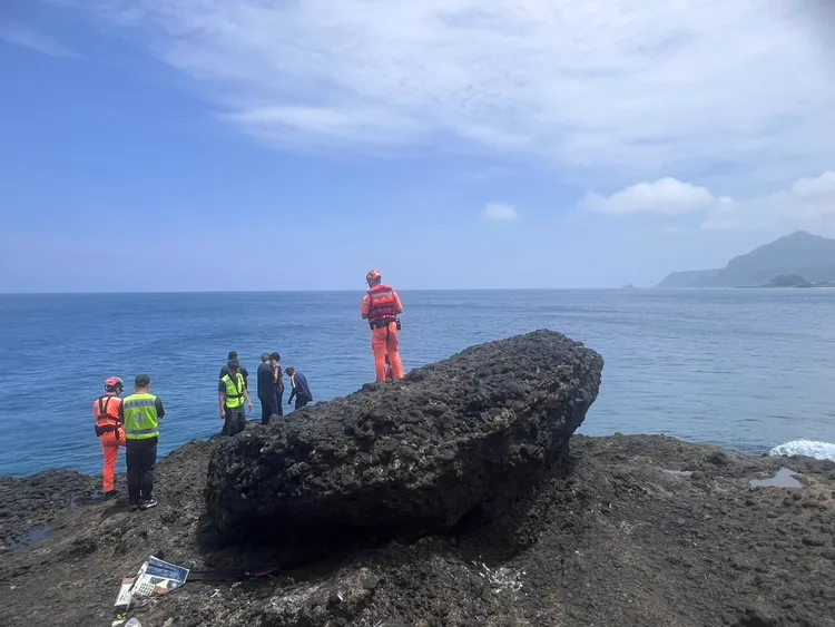 蘭嶼海域傳釣客落海，岸巡人員搜救中。第13岸巡隊提供