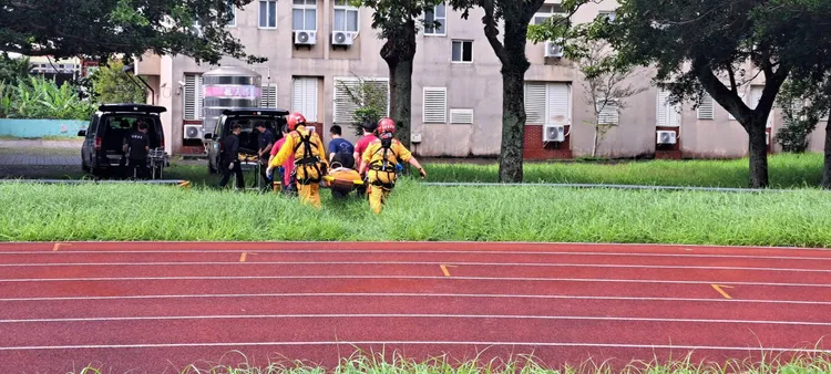空勤直升機16日出動吊掛往生者遺體下山。翻攝畫面