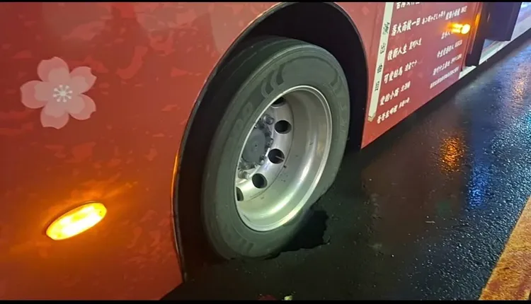 道路出現坑洞，公車陷落。翻攝許采蓁Threads