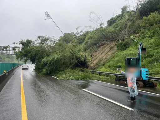 豪雨炸高雄！國道10號燕巢段土石泥流山崩　工務段搶修中