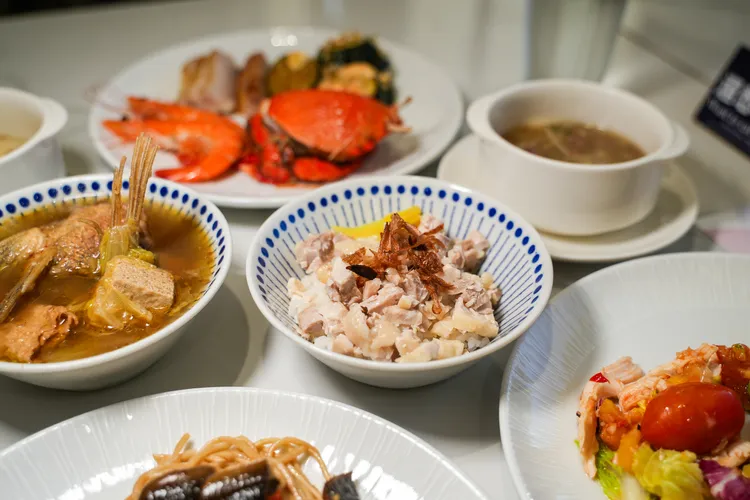田園西餐廳晚間自助餐，能吃到火雞肉飯、砂鍋魚頭等嘉義特色美食。田欣雲攝