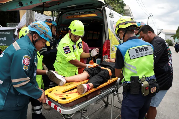 醫護將傷者送醫。路透