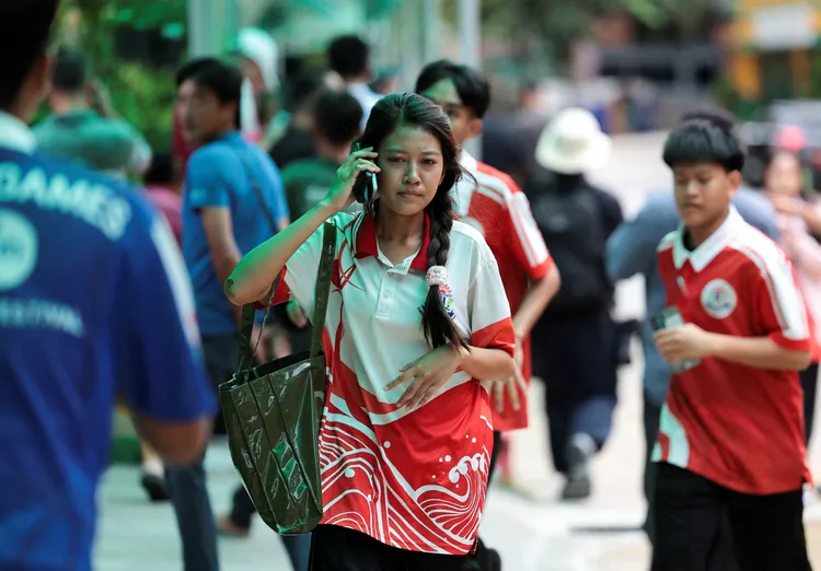 驚恐的女學生打電話。路透