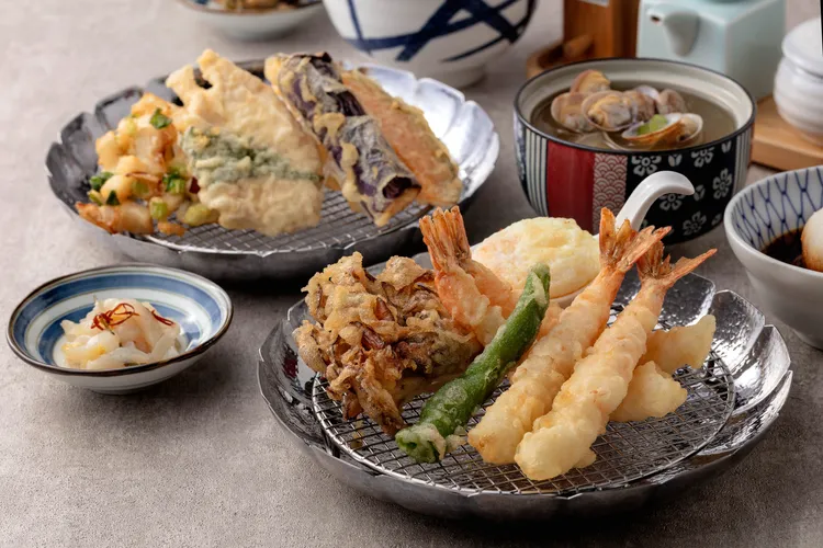 套餐可吃到鳳尾蝦、白身魚等主菜。金子半之助提供