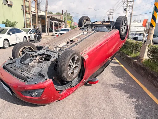 桃園男上完大夜班後疲勞駕駛！自撞翻車波及2車　擦挫傷送醫