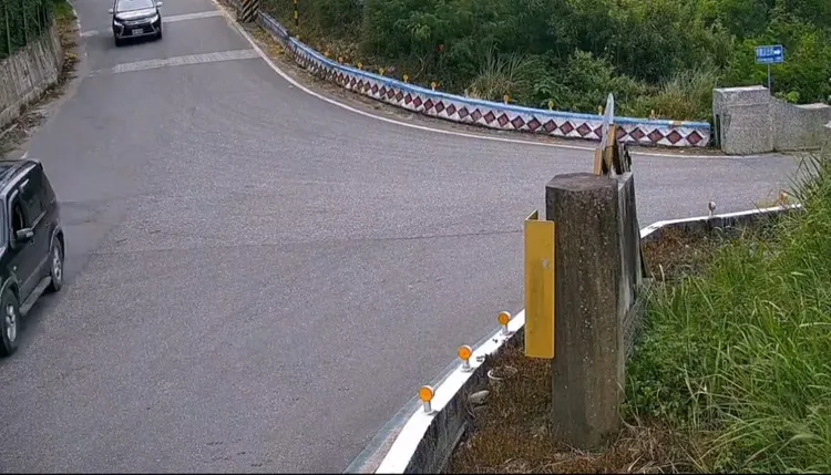 廖男駕車闖山區管制站。警方提供