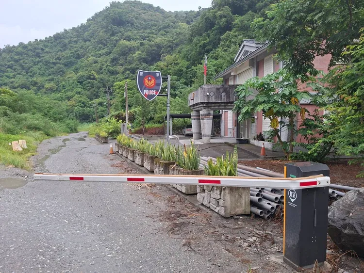廖男駕車闖山區管制站。警方提供