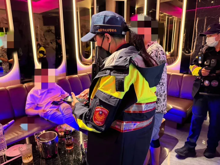 桃警臨檢。桃園警分局提供