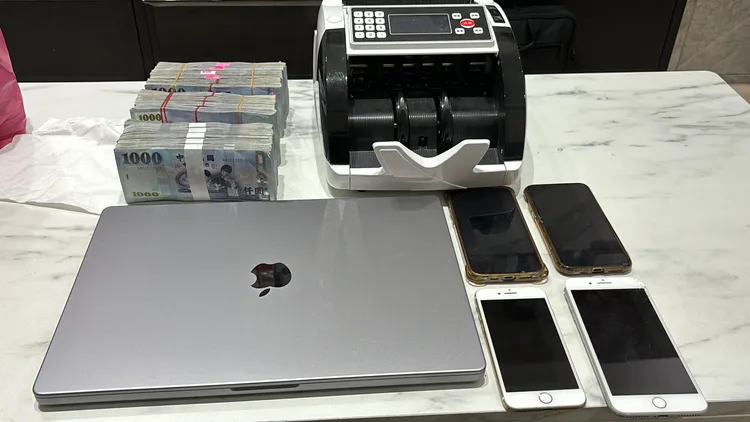 警方現場查扣現金150萬元、筆記型電腦、手機及點鈔機等物品。警方提供